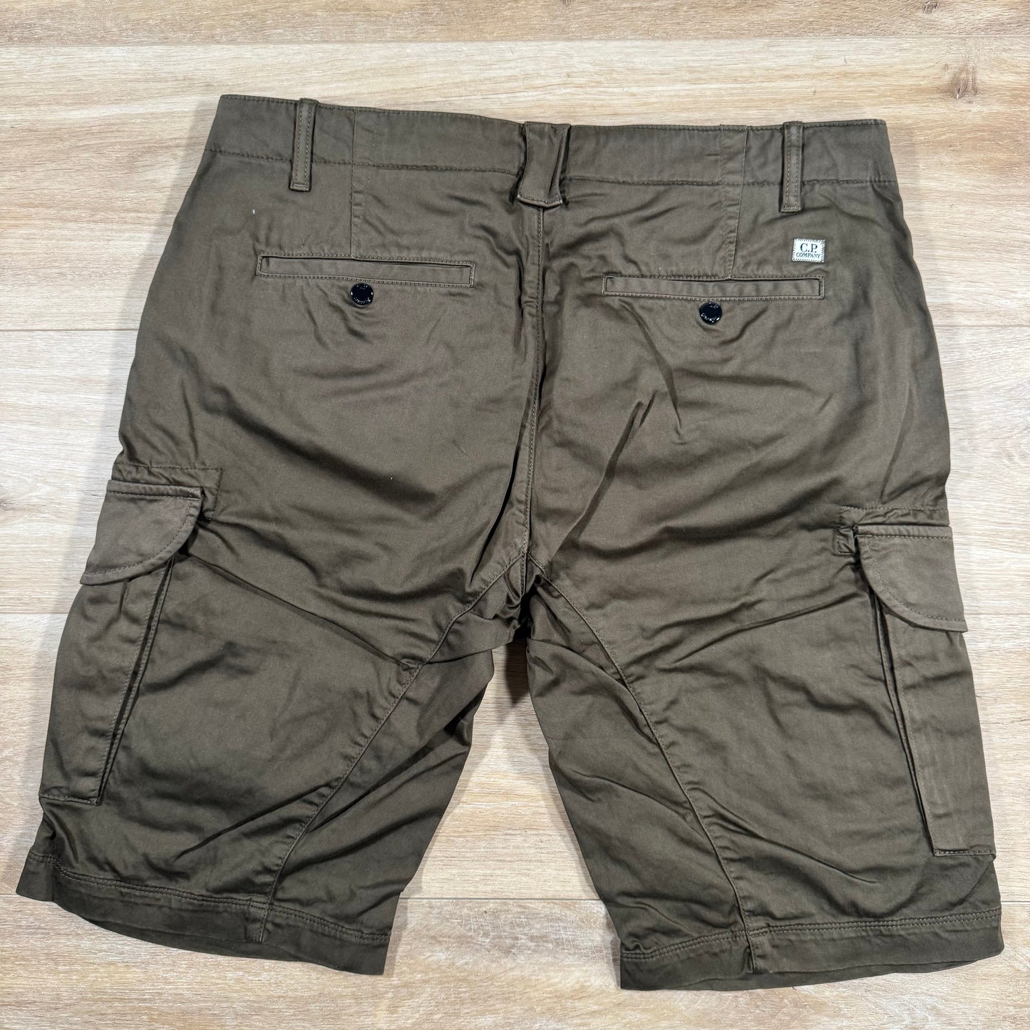 CP Company Stretch Sateen Lens Cargo Shorts in Ivy Green